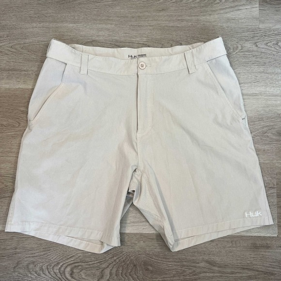 Huk Fishing Shorts‎ Mens XL Beige Lightweight Quick Dry Performance Pockets - Picture 1 of 4
